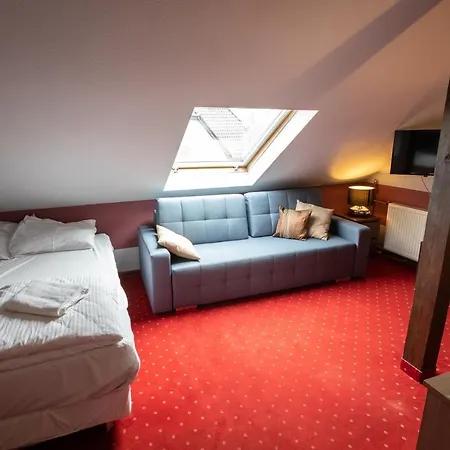 Podkowa Hotel *